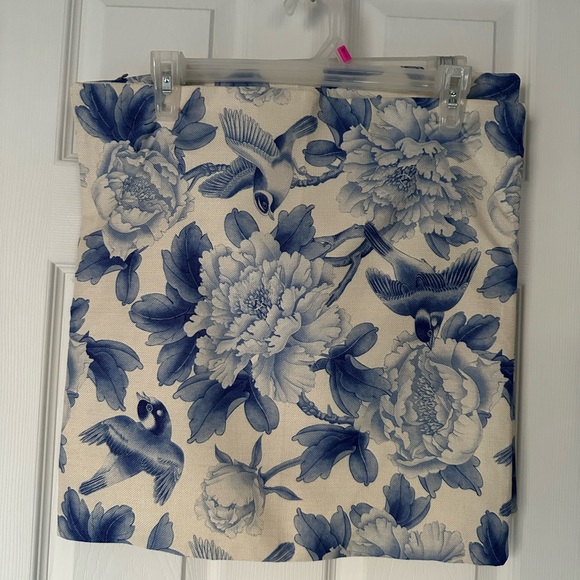 ❤️NEW Set of 2 Floral Blue and Cream Pillow Covers-Covers Only - Picture 2 of 10